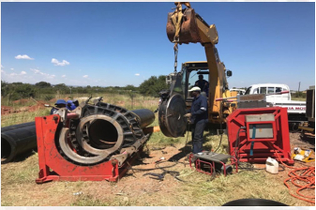 On-site HDPE butt welding machine preparing a pipeline joint at a mine