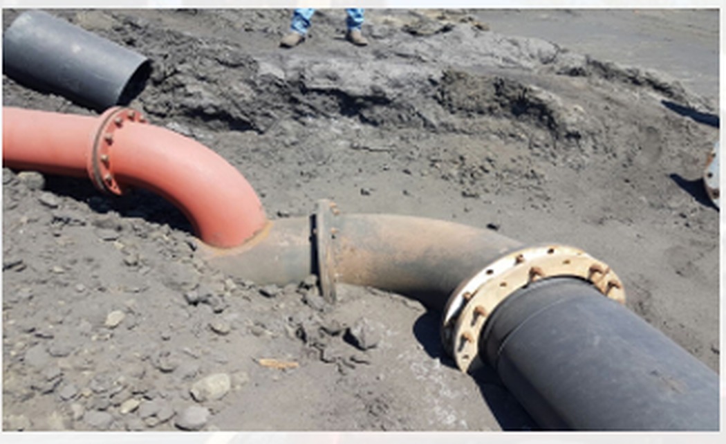 Large diameter steel and HDPE pipeline bend installed across a tailings facility