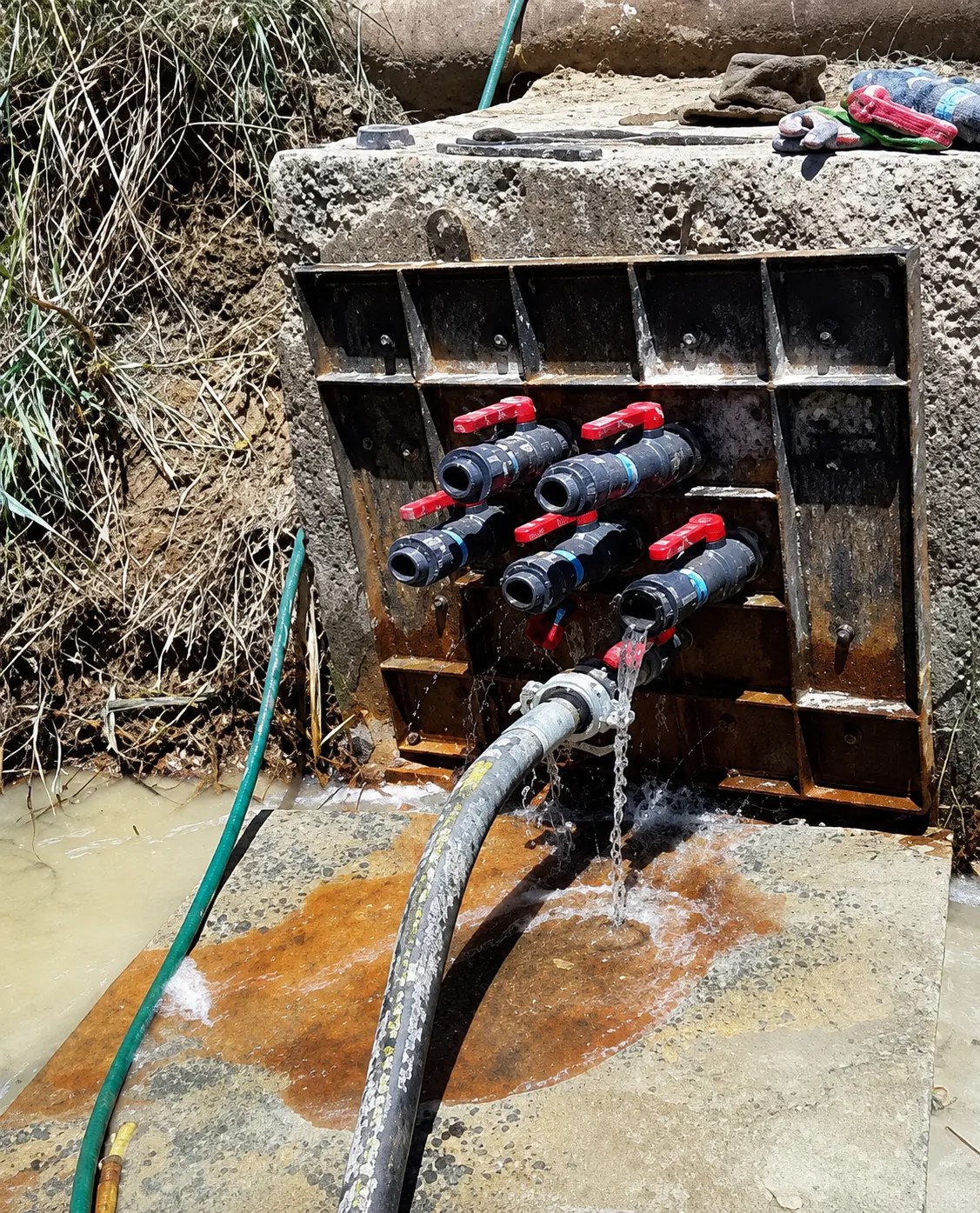 Valve manifold and pipework assembly supplied for a mining water reticulation system
